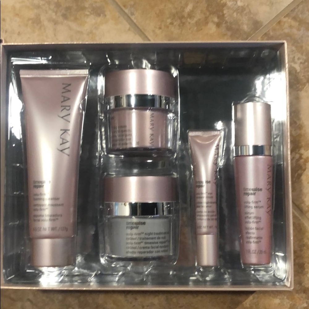 NEVER OPENED—MaryKay Timewise Repair Volu-Firm
